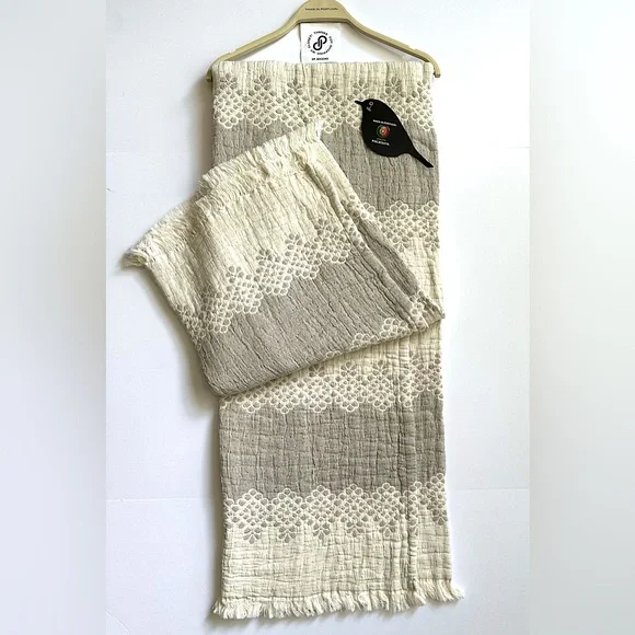 🎁Piscatextil Throw Blanket - Reversible Oatmeal and Taupe with Staggered Drops - Picture 4 of 7